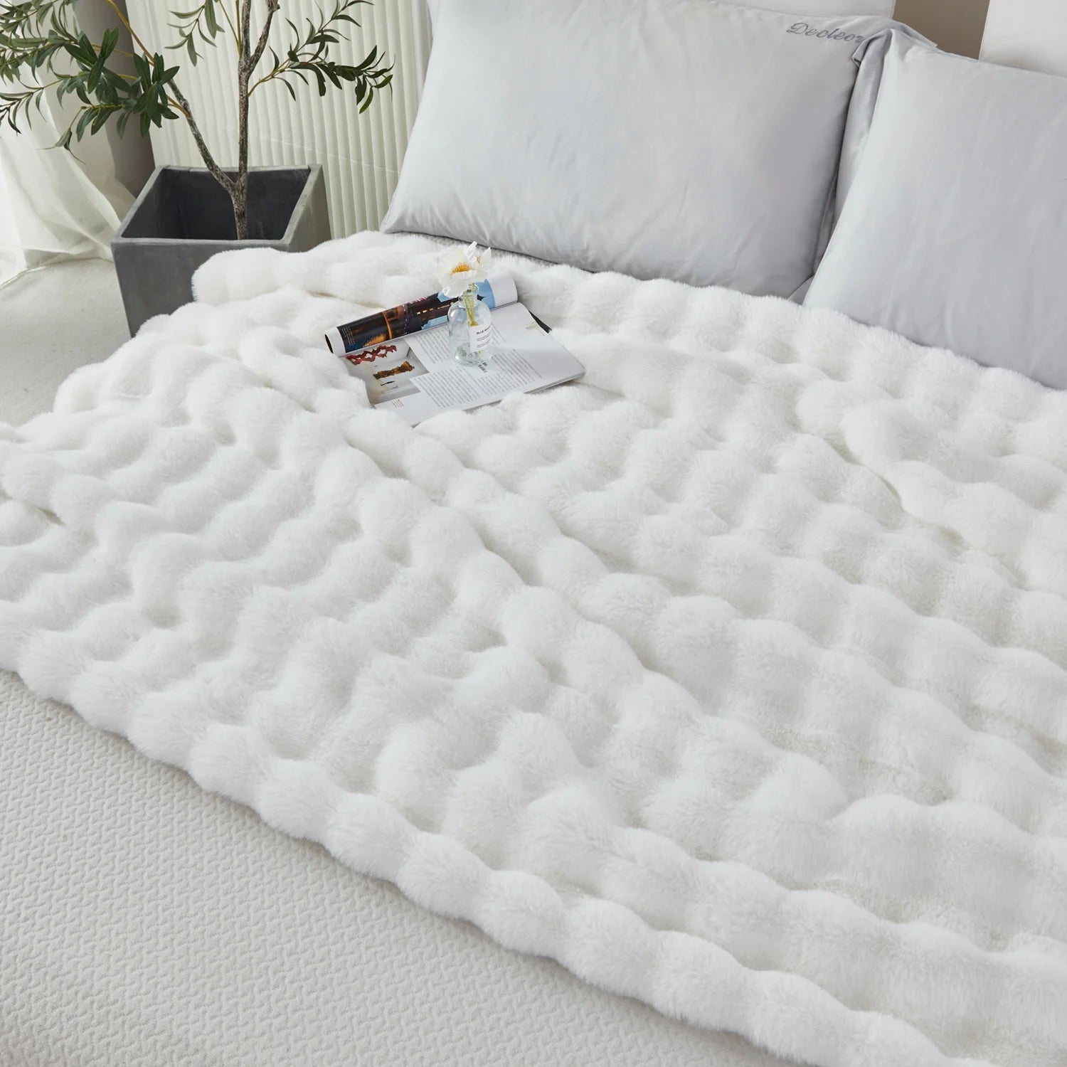 White Faux Rabbit Fur Throw Blanket for Couch Chair, Fluffy Bubble Throw Blanket, Cute Fuzzy Blankets 40×63 Inches